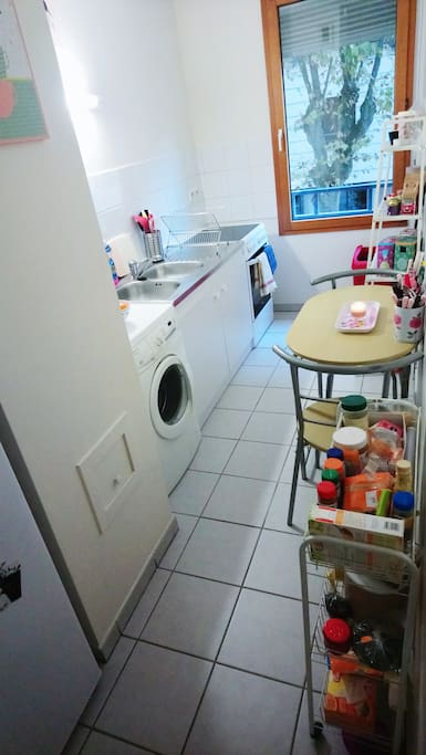 La cuisine ! A votre disposition : un frigo, un micro-ondes, un four et une machine à laver. La petite table sera ravie d'accueillir vos petits déjeuners, tout comme la cafetière et la bouilloire !