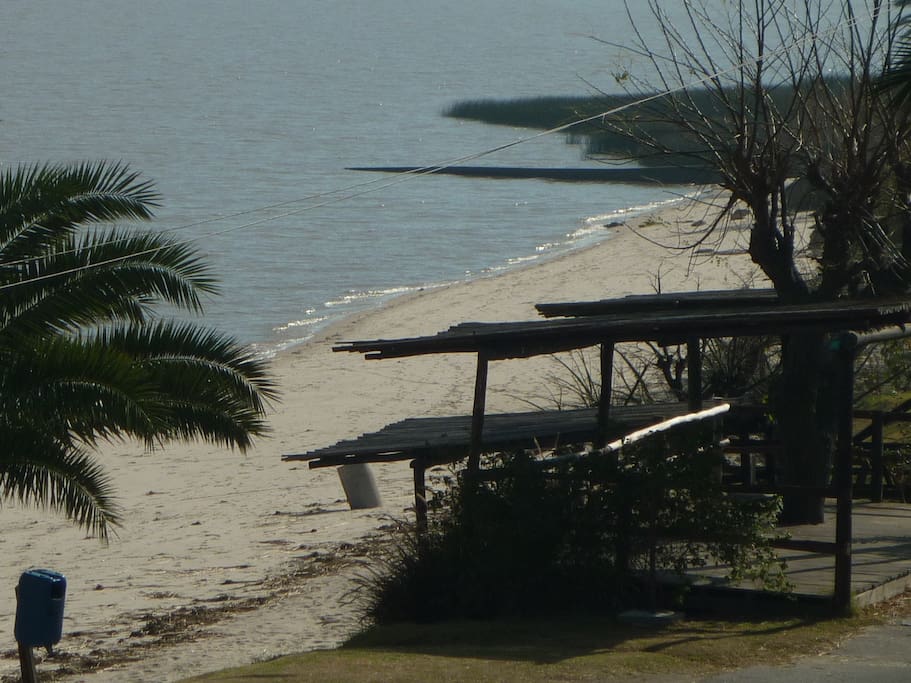 Playa y bar enfrente del edificio