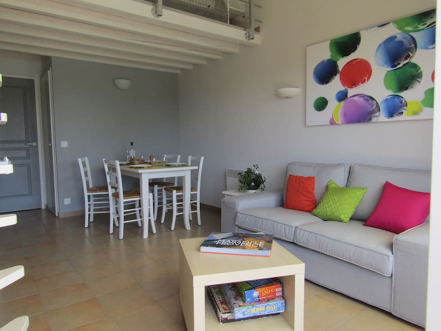 Le coin repas et son salon