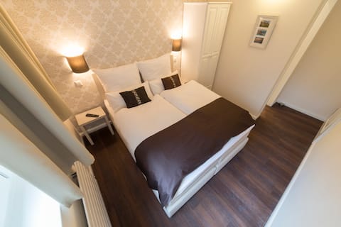 Quiet, close to town, small room with bathroom (6)