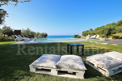 2 Villas with Magnificent sea view and swimming pool!