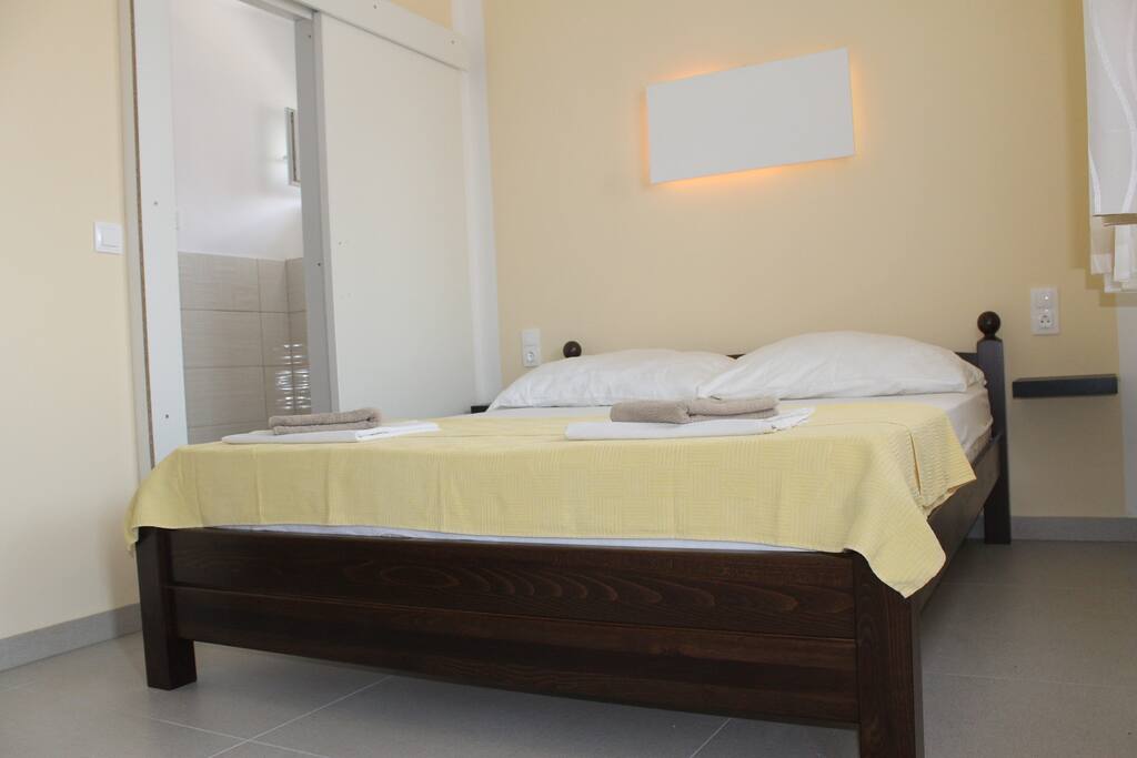 Schlafzimmer mit eigenem Badezimmer Dusche/WC