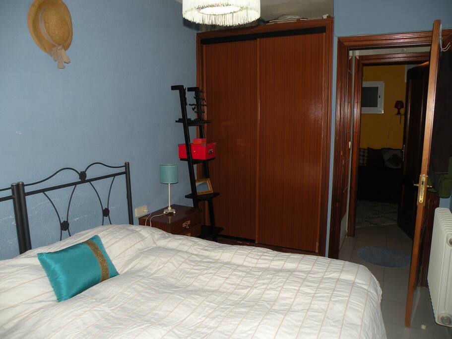 Dormitorio principal exterior Cama de matrimonio.