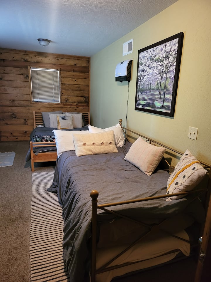 Enchanted Pines - Downstairs Bedroom and Entertainment Area - Trundle with (2) twin beds and (1) Queen Bed. יש גם טלוויזיה ענקית שזמינה לחוויה סוחפת של קולנוע.