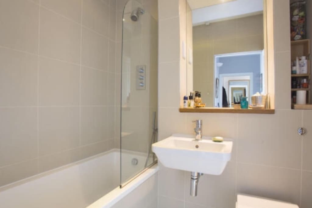 Modern bathroom.