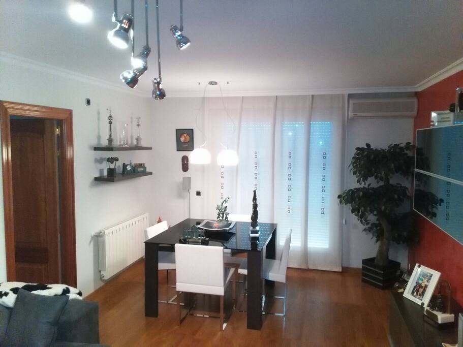 Salón con balcón amplio y vistas al campo.