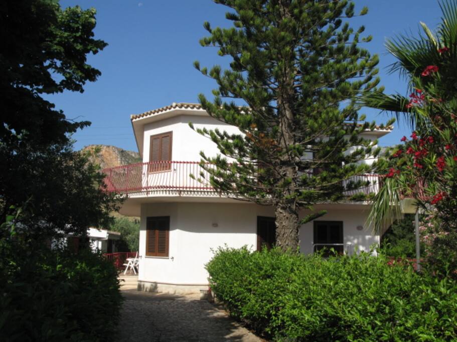 Casa con giardino - House with garden