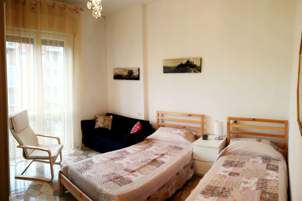 Camera Letto 1 con 2 letti comodi, rete a doghe e materassi ortopedici anallergici, divano letto che può essere usato come letto bimbi o aprirlo per adulto