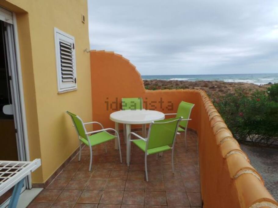 Terraza delantera con vistas al mar