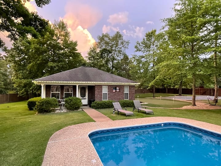 The Cottage on the Green Guesthouses for Rent in Hattiesburg