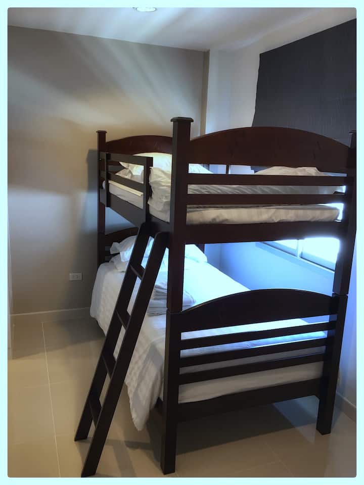 Dhomë fëmijësh e nivelit të tretë me krevat marinari 