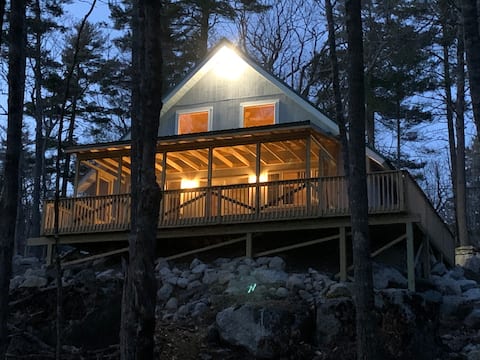 Rocky Haven: Tranquil Lakeside Cottage Near Acadia