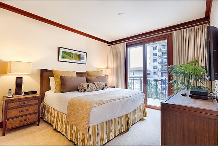 เตียงคิงไซส์ในห้องนอนใหญ่