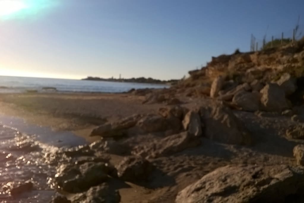 il faro in lontananza è quello di Punta Secca.