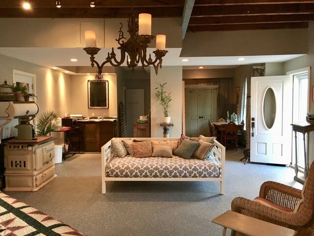 AIRY, LOFT-LIKE SPACE IN HISTORICAL BUILDING