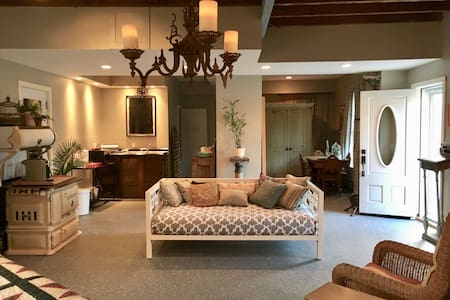 AIRY, LOFT-LIKE SPACE IN HISTORICAL BUILDING