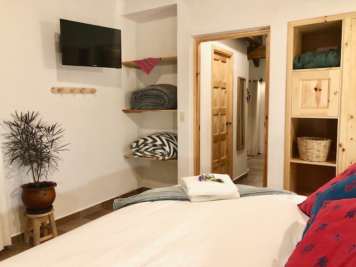 Ოთახი კარადით და სეიფით.