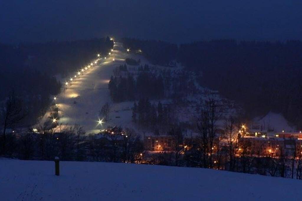 150 metrů vzdálený ski areál Karolinka