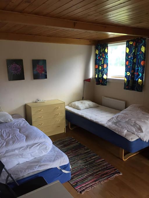 4-bäddsrummet är rymligt med möjlighet till förvaring av ex. kläder i lådor och garderob.