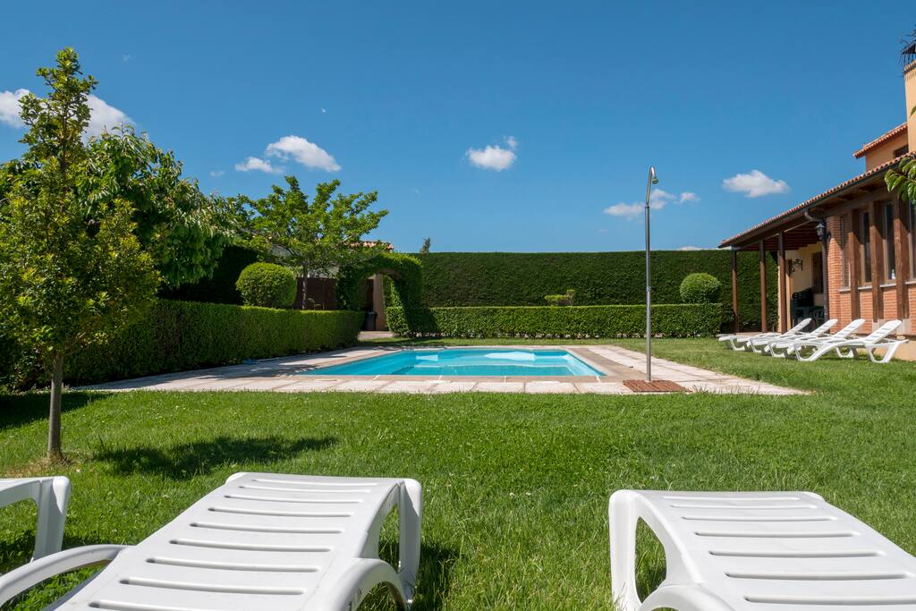Finca con Piscina Privada para los clientes de Casas Rurales Florentino