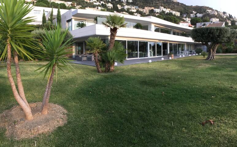 Superbe maison contemporaine, piscine intérieure gallery image 3