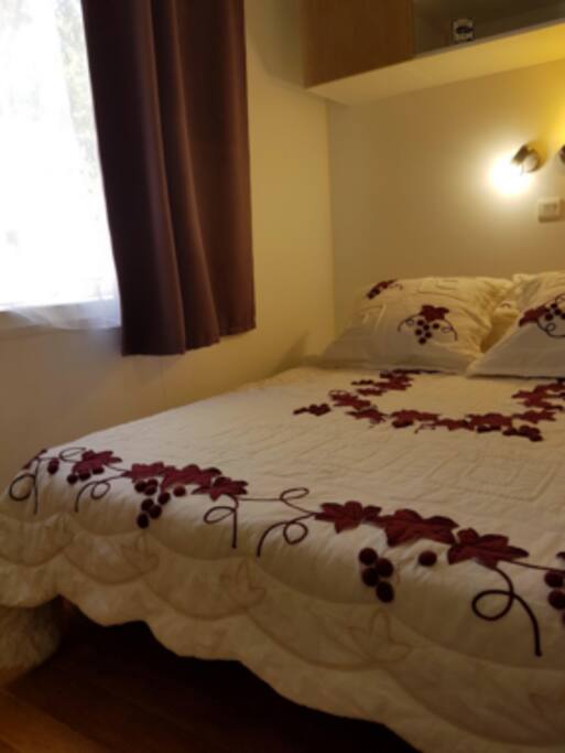chambre avec rangement lit 2 place prendre ses draps et couvertures