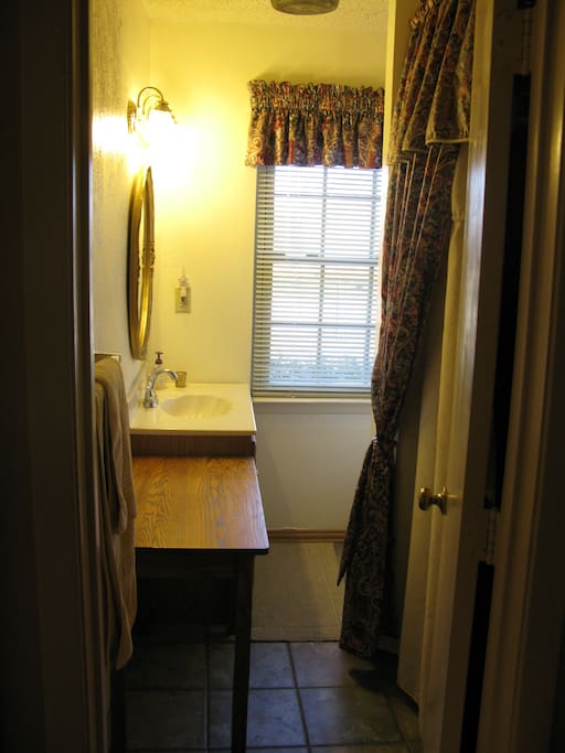 Shared bathroom with Green Room