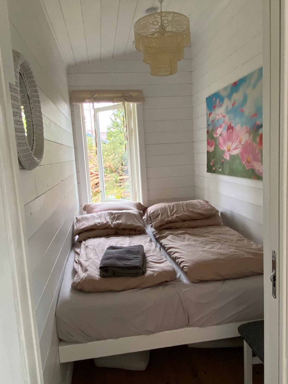 מקום ל -2: מיטה זוגית 150*200 ס"מ מושלם לשני מבוגרים.