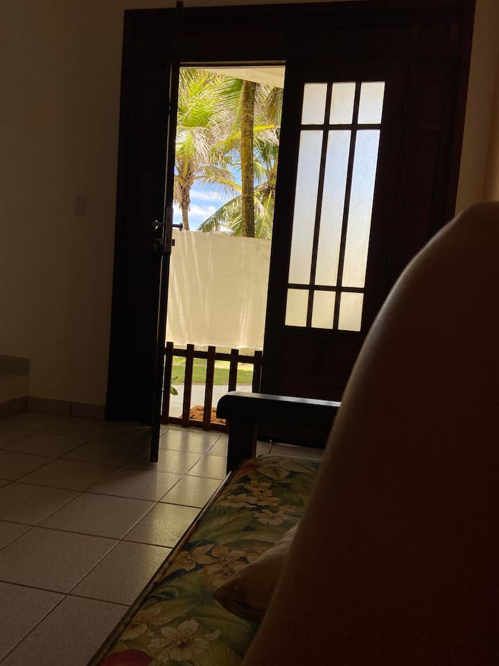 Vista sentada en el sofá de la sala de estar.