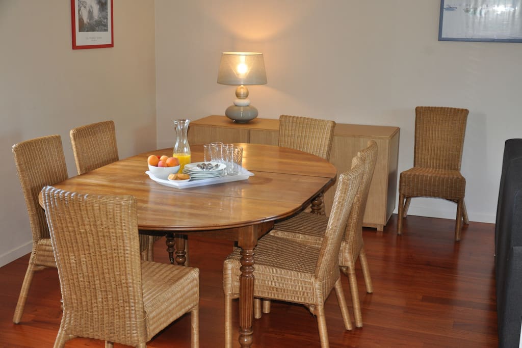 Salle à manger, la table se déplie pour accueillir 8 à 10 personnes