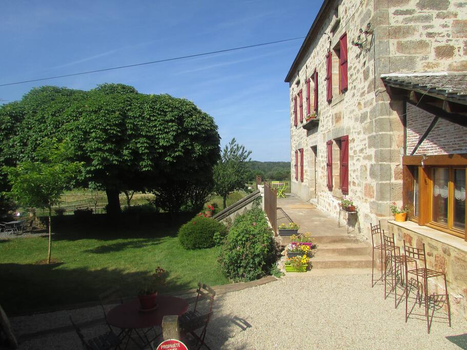 Jardin ombragé, avec chaises longues, tables et fauteuils, idéal pour la détente et le repos