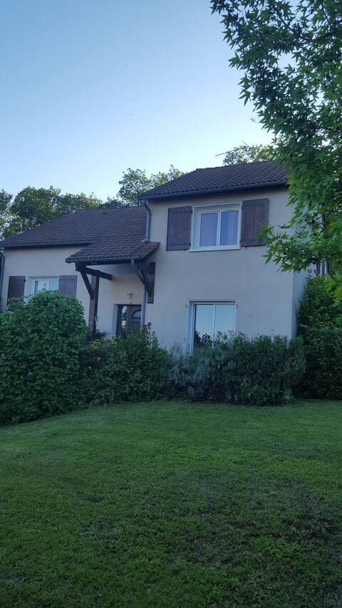 140 m² house and enclosed garden