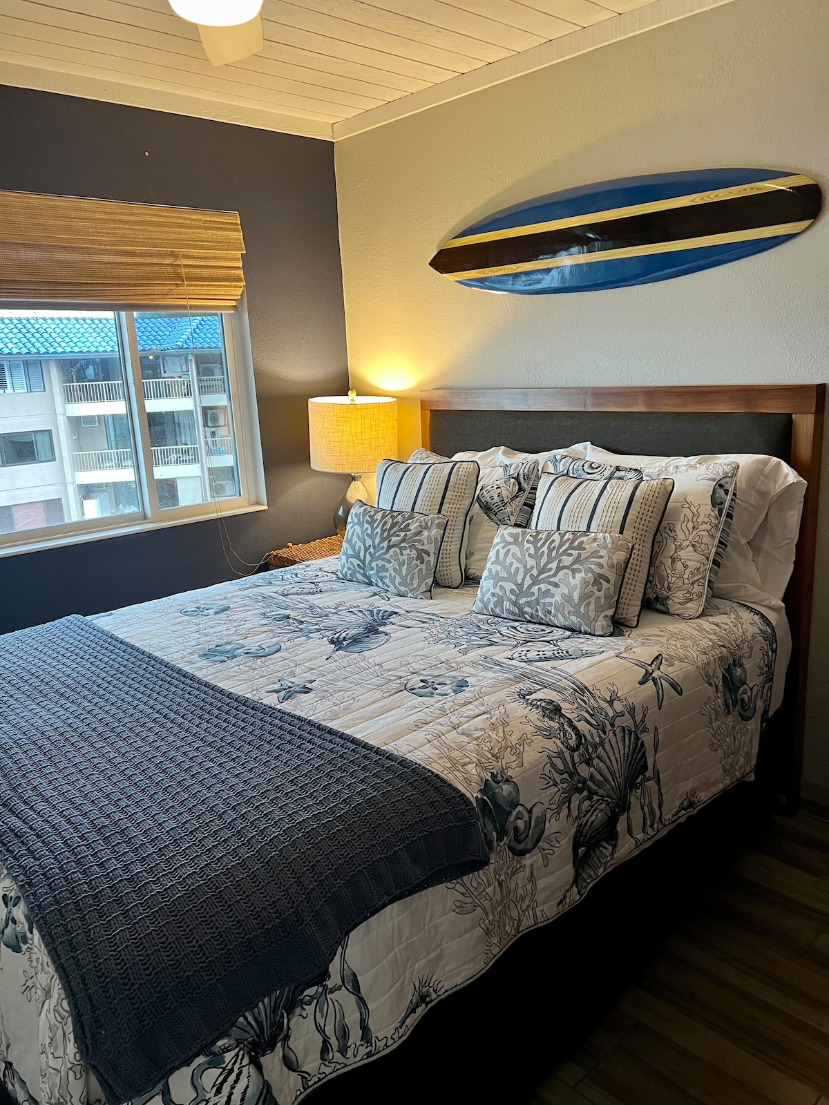 Druhá spálňa, manželská posteľ Queen, TV a stropný ventilátor.