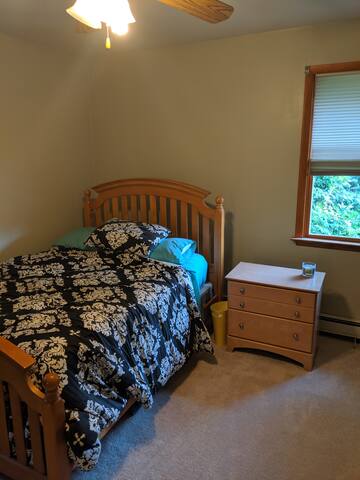 Bright, Spacious Room with Trail and Train Access