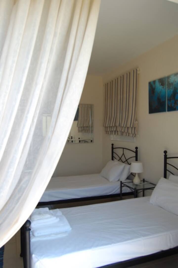 חדר שינה זוגי בווילה פלורה