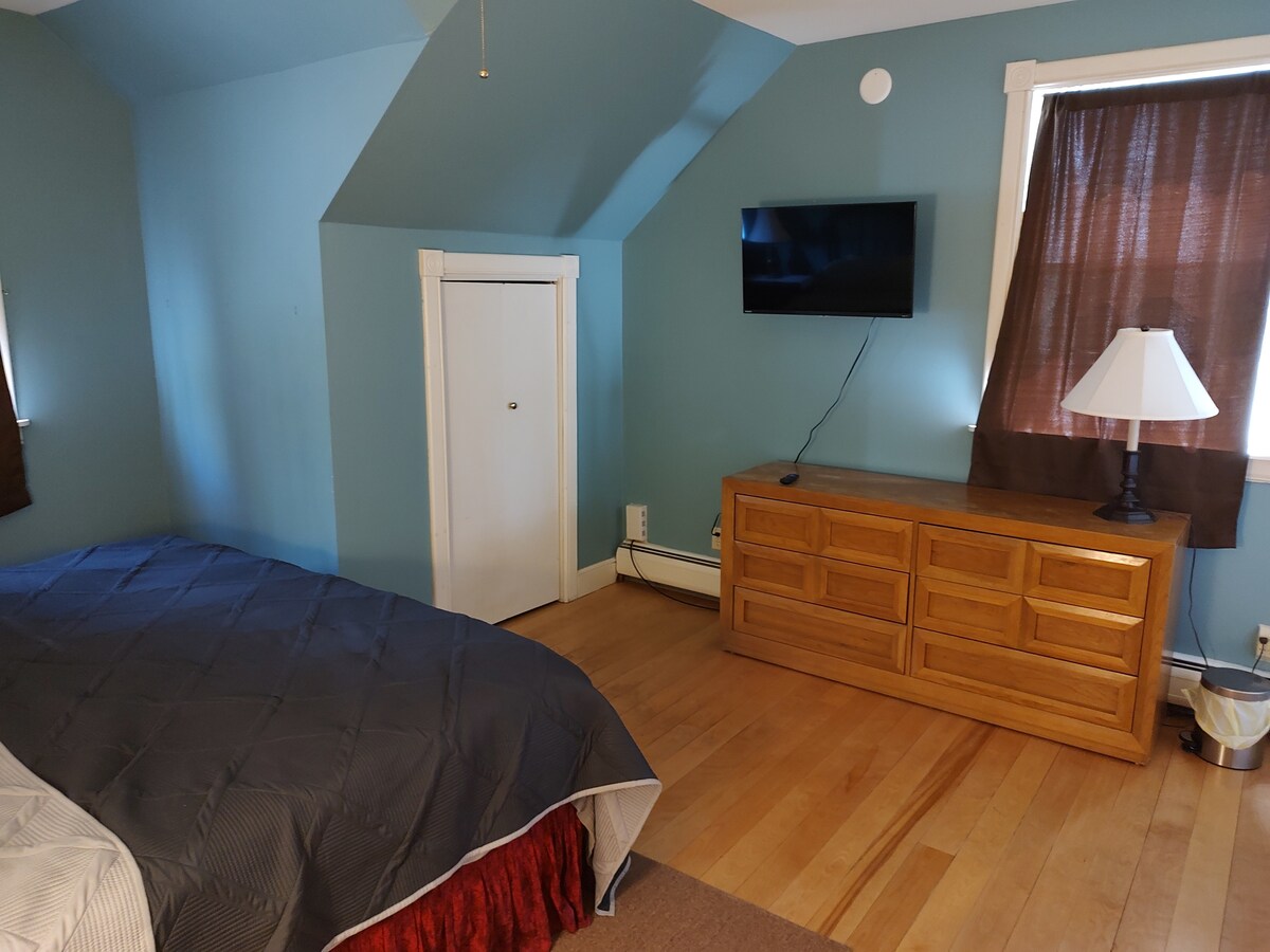 Slaapkamer dressoir en televisie. Smart-tv met Roku - niet aangesloten op kabel