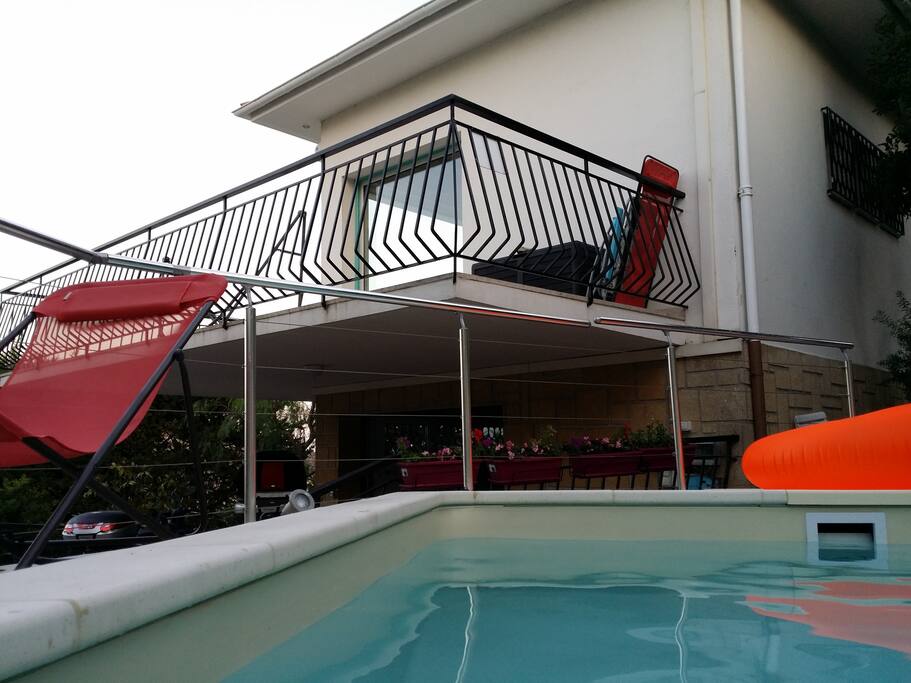 La terrasse vue de la piscine
