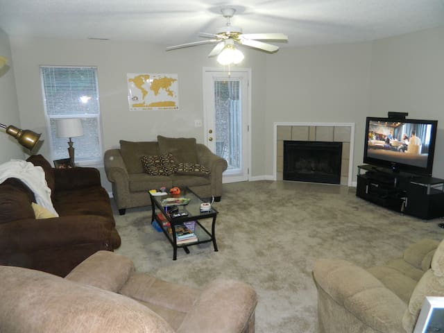 Private room in large townhome with private bath