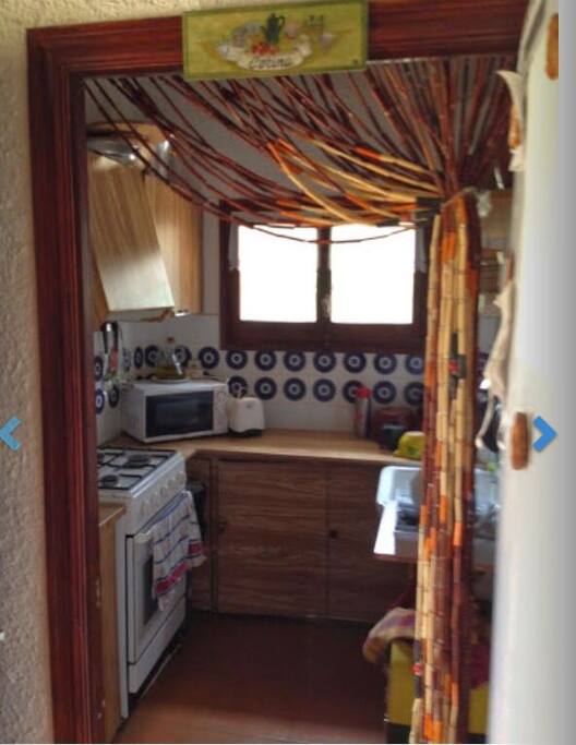 Cocina equipada con microondas y nevera