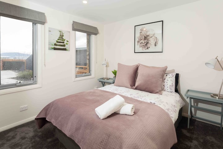 Upstairs bedroom- 1 x queen