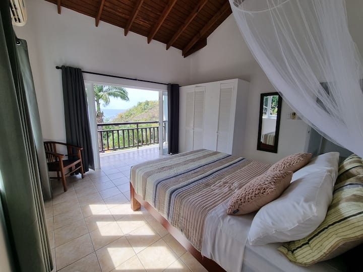 Спалня 2 на горния етаж. Голямо двойно легло, килер, вентилатор на тавана и нов климатик. 