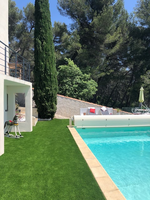Top performing Airbnb: La Muscatelle, nice furnished pool Eoures in Marseille 11e Arrondissement