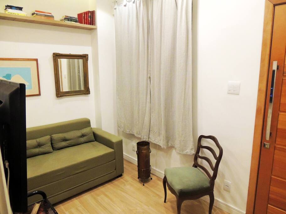 Cozy living room with wifi, 32' TV and sofa bed.