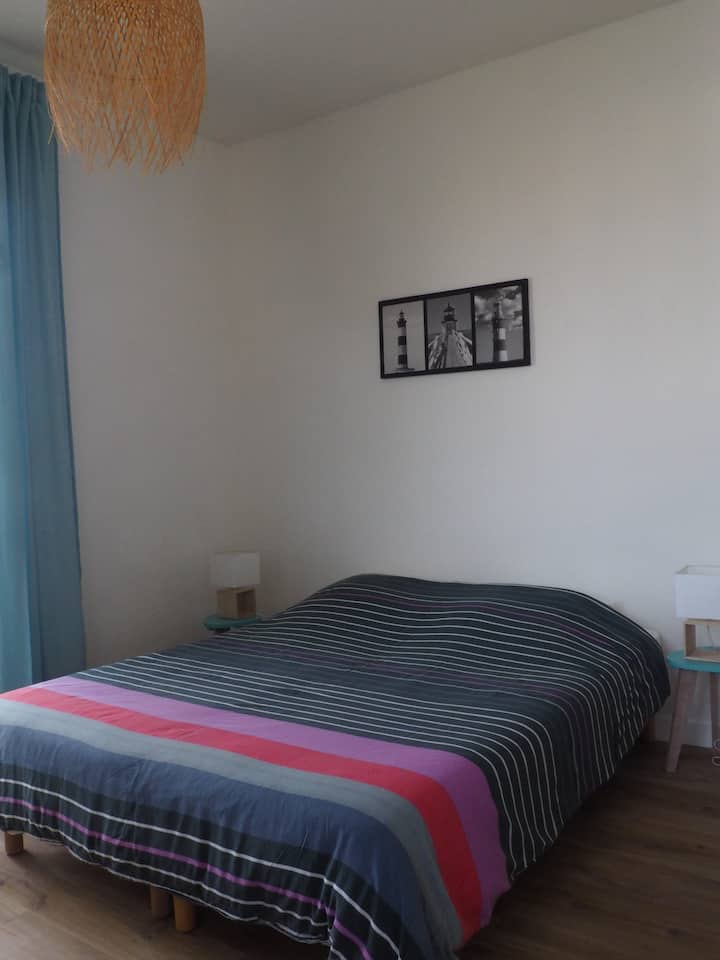 ch 5: 1 легло 160 x 200 (може да се раздели на 2 легла 80) + 1 детско креватче
С изглед към морето