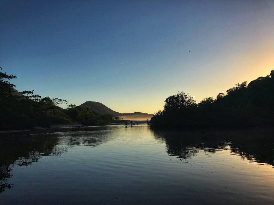 Vista entrada da praia pelo rio