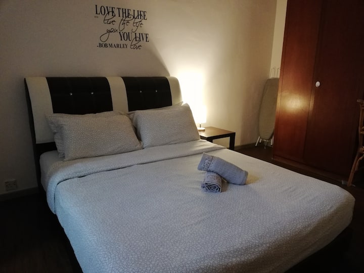 Დედოფლის ზომის საწოლი Master bedroom-ში 