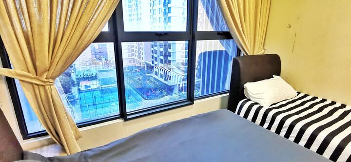 ห้องนอนใหญ่พร้อมวิวที่สวยงาม 