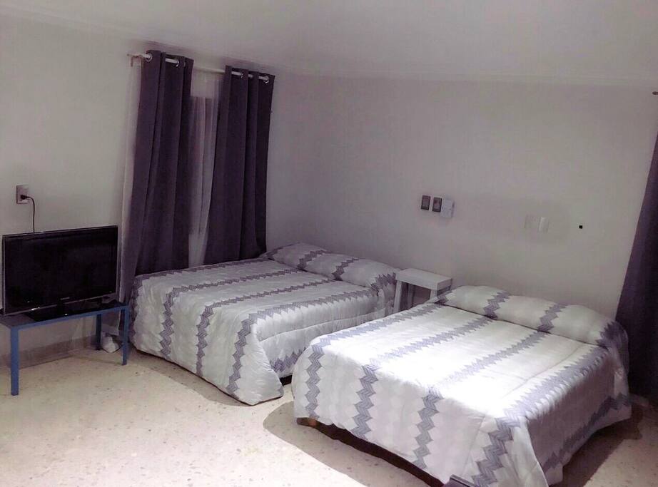 Dos camas en cuarto principal / Master room with 2 beds