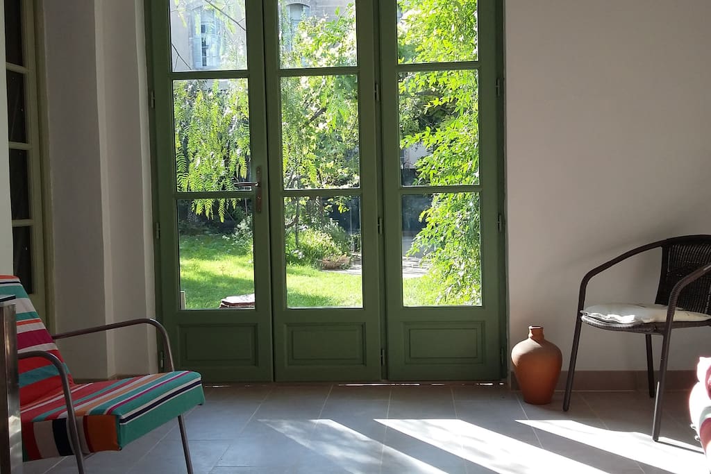 Cuisine-Salon donnant sur terrasse et jardin