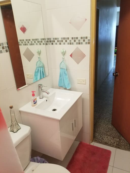 baño con espejo